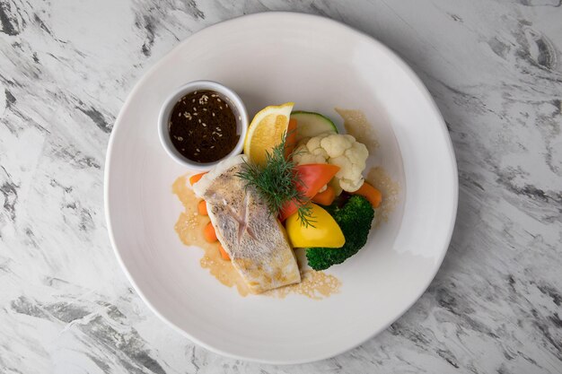 Gezond afhaal eten en drinken in wegwerpsoep met groentesalade