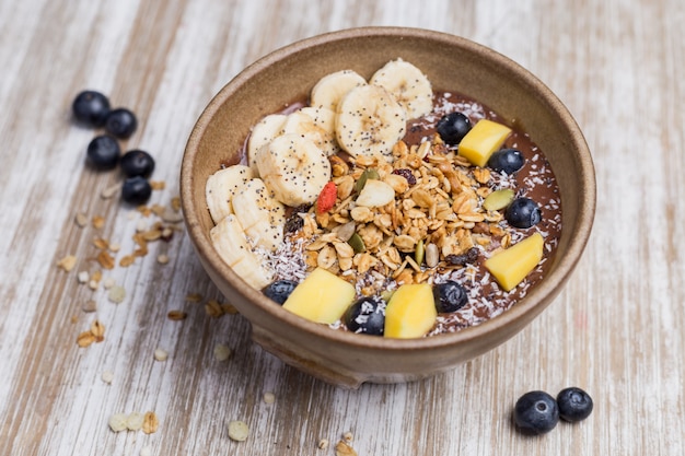 Gezond banaendessert met haver en yoghurt