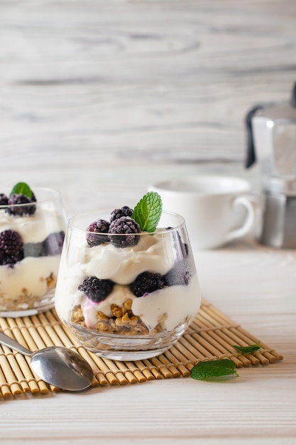 Gezond biologisch ontbijt in een glas met Griekse yoghurt, muesli en bessen