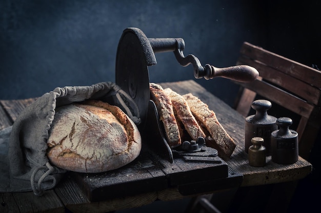 Gezond brood op oude snijmachine