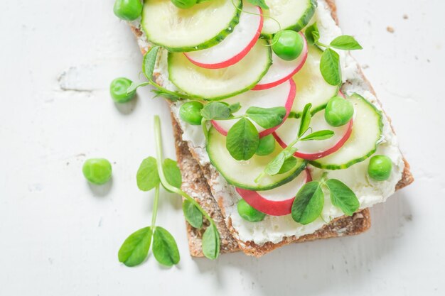 Gezond broodje met avocado romige kaas en doperwten