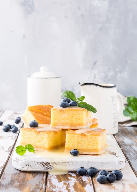 Gezond dessert. Eigengemaakte puddingcake met vlaroom en bosbessen.