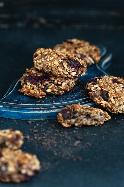 Gezond dessert, fitness eten, havermout koekjes met banaan op een donkere tafel