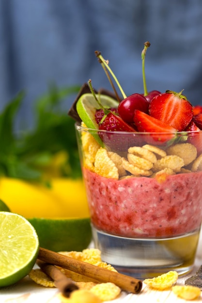 Gezond dieet. ontbijt - havermout met bessen en fruit op de keukentafel. voedselfotografie