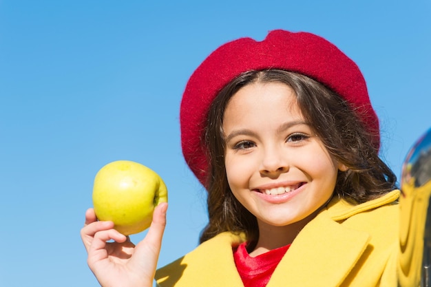 Gezond dieet. Snack tijdens het wandelen. Kinderen gezondheid en voeding. Voordelen van gezond snacken. Snack tussen lunch en diner. Snacken. Goede voeding essentieel een goede gezondheid. Het jonge geitjemeisje eet appelfruit.