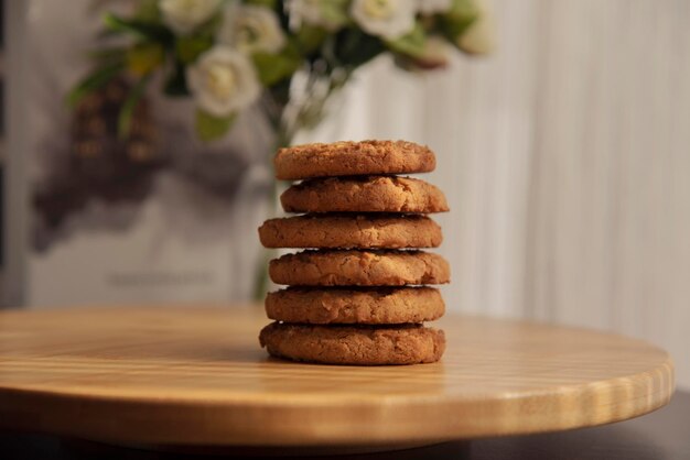 Gezond dieet vijgen en havermoutkoekjes op een houten ondergrond