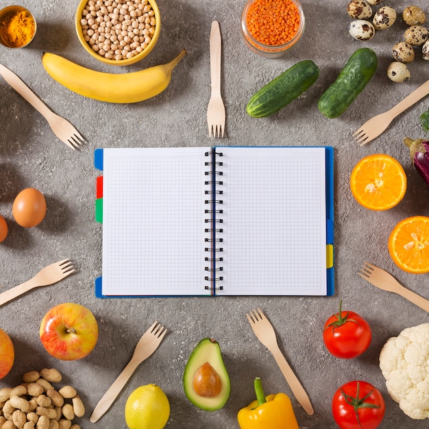 Foto gezond dieetplan gezond levensstijlconcept. kladblok met een schema van eten en gezond eten