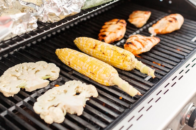 Gezond diner grillen met biologische kip en groenten.