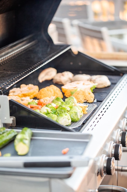 Gezond diner koken op een buitengasgrill.