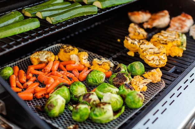 Gezond diner koken op een buitengasgrill.