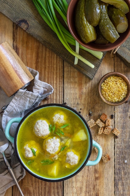 Gezond en dieetvoedsel Soep met gehaktballen en bulgur op een houten tafel Bovenaanzicht plat lag