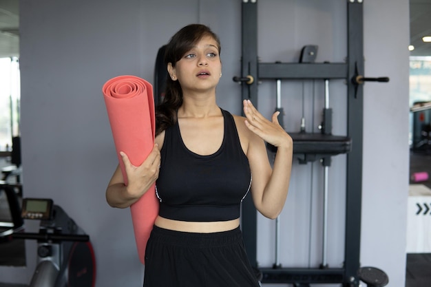 Gezond en fitness concept portret van Indisch meisje Moe van training in de sportschool?