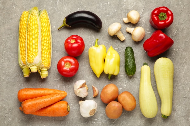 Gezond eten achtergrond op grijze betonnen achtergrond