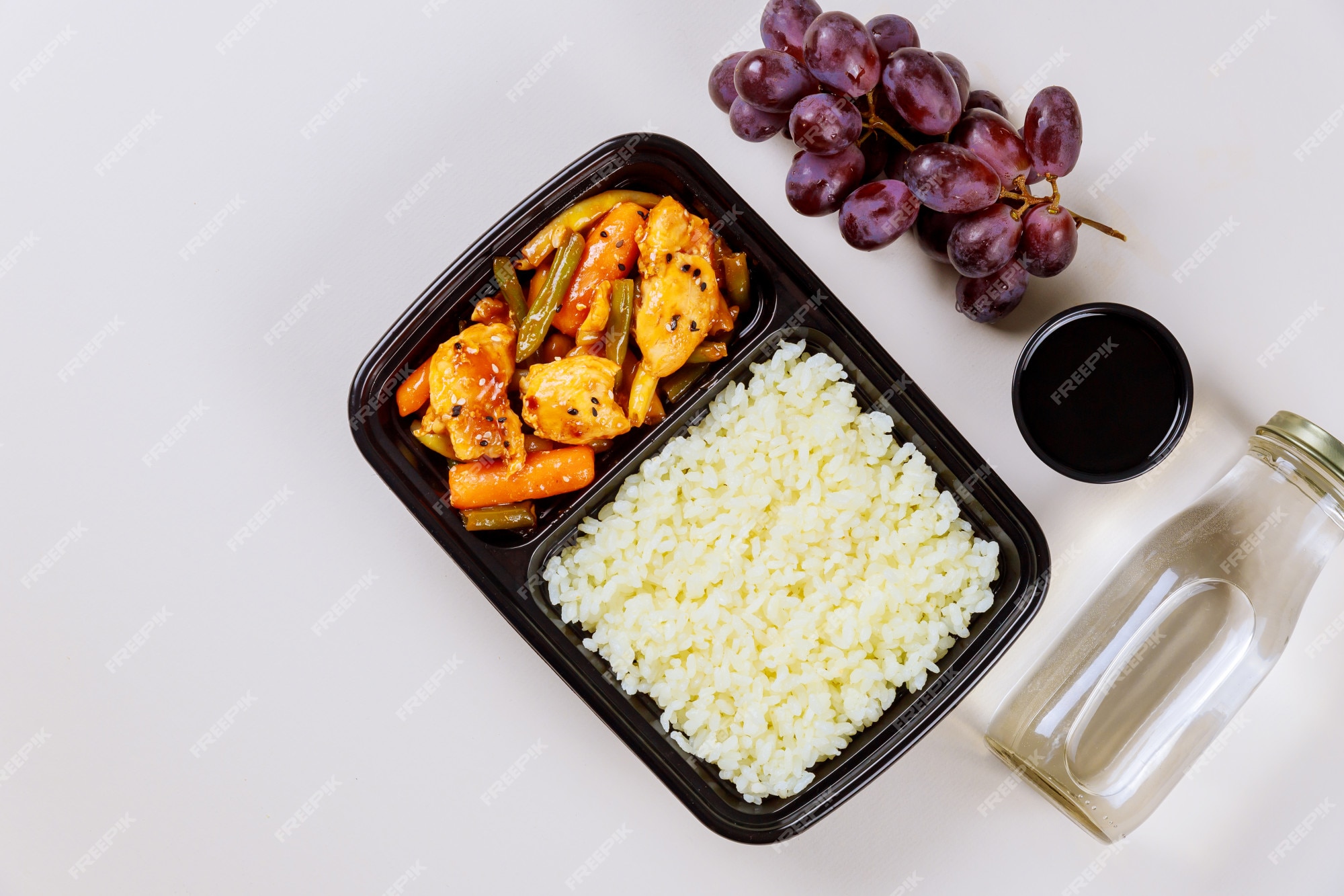 kwaadheid de vrije loop geven In de omgeving van Namens Gezond eten bezorgen of lunch meenemen in container | Premium Foto