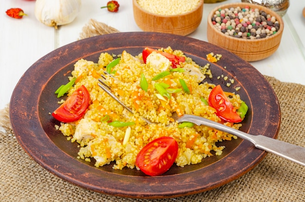 Gezond eten. Couscous met kip en groenten. Studio foto