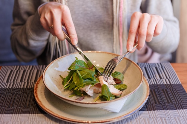 Gezond eten dieet en mensen concept close-up van jonge vrouw handen salade eten in café