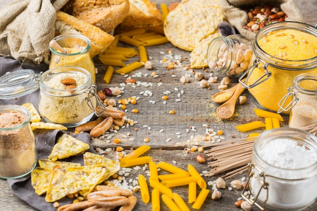 Gezond eten, diëten, uitgebalanceerd voedselconcept. Assortiment van glutenvrij voedsel en meel, amandel, maïs, rijst op een houten tafel