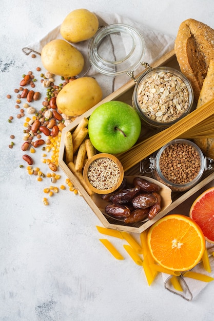 Gezond eten, diëten, uitgebalanceerd voedselconcept. Assortiment van glutenvrij voedsel op een keukentafel. Bovenaanzicht plat lag achtergrond