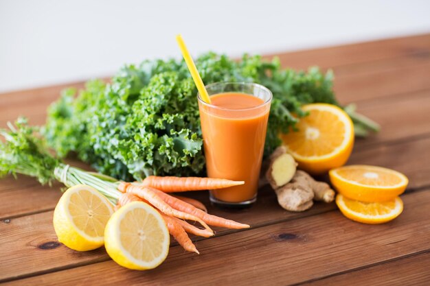 gezond eten, eten, diëten en vegetarisch concept - glas wortelsap, fruit en groenten op houten tafel