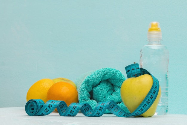 Gezond eten, fruit, handdoek en water in een fles