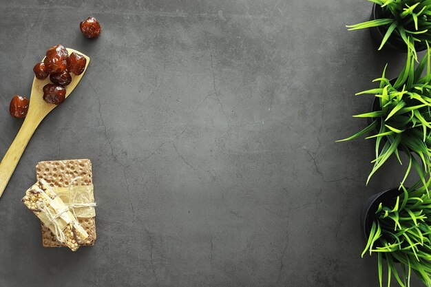 Gezond eten. Gedroogd fruit voor dieet. Pruimen, dadels, rozijnen en vijgen. Gezonde en goede voeding voor het leven.