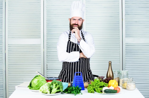 Gezond eten koken bebaarde man chef-kok recept Vegetarische salade met verse groenten Keuken culinair Vitamine Dieet biologisch voedsel Gezond eten koken Oudere hipster met baard