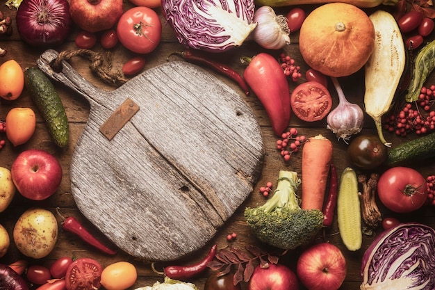 Gezond eten koken voor gewichtsverlies en gezondheid Snijplank op de keukentafel en een verscheidenheid aan groenten en fruit herfstoogst