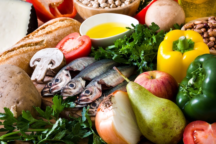 Foto gezond eten. mediterraan dieet fruit, groenten, graan, noten, olijfolie en vis op houten tafel