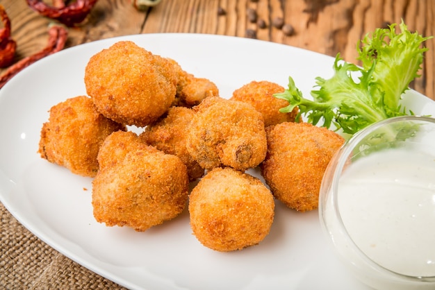 Gezond eten mooi en lekker eten op een bord, op een houten tafel