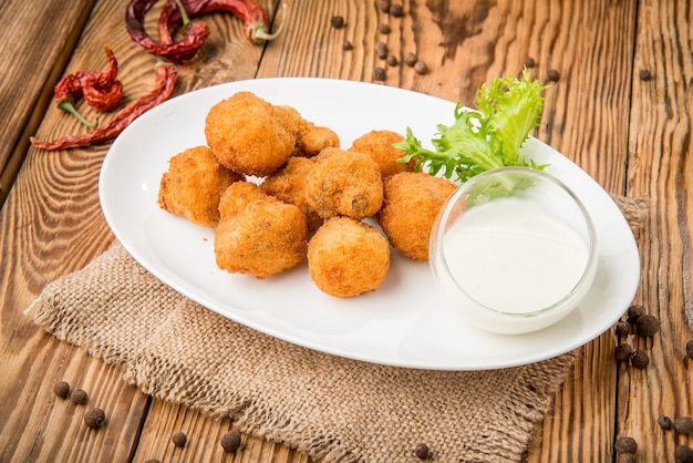 Gezond eten mooi en lekker eten op een bord, op een houten tafel