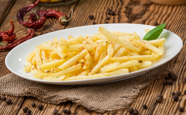 Gezond eten mooi en lekker eten op een bord, op een houten tafel