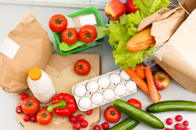 gezond eten staat op tafel in de keuken