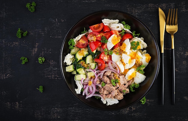 Gezond eten. Tonijnsalade met eieren, sla, cherrytomaatjes, komkommer en rode ui. Franse keuken. Bovenaanzicht, plat gelegd