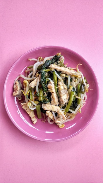 Gezond eten van een mix van boerenkool, taugé en tempeh. Gekookt met uien, knoflook en chili