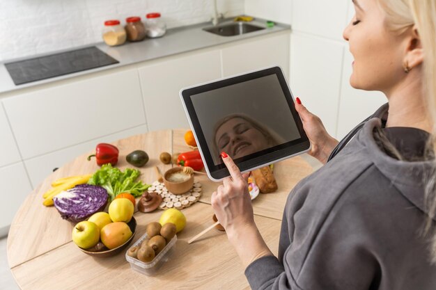 Gezond eten. Vrouw voorbereiding van groenten en fruit.