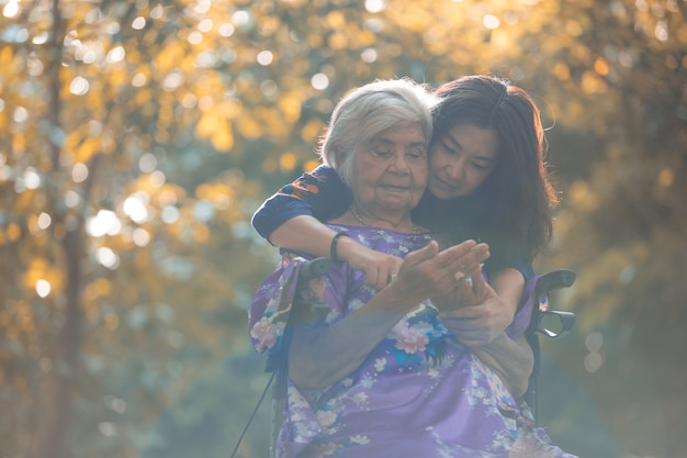 Gezond. familie. Dochterhulp hogere moederoefening. Concept van de gezondheid van de senior.