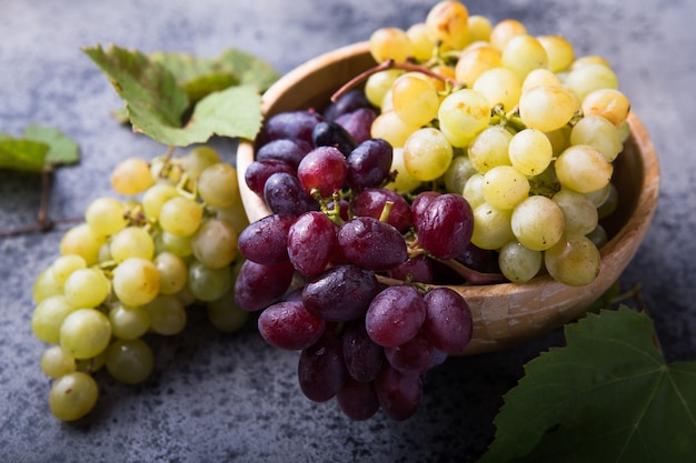 Gezond fruit Rode en witte wijndruiven op stenen oppervlak s