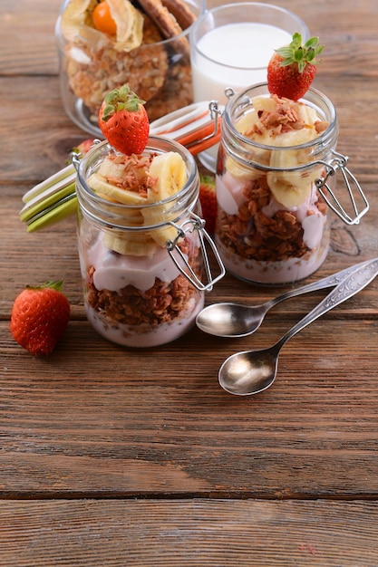 Gezond gelaagd dessert met muesli en bessen op tafel