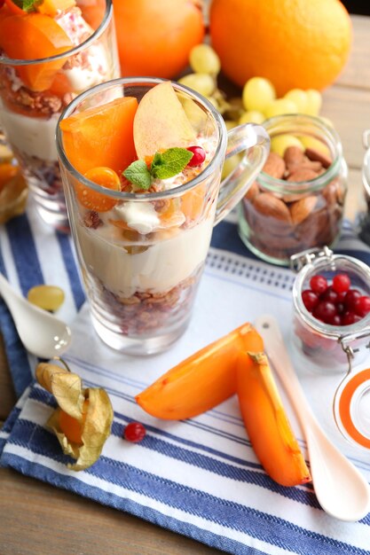 Gezond gelaagd dessert met muesli en fruit op tafel