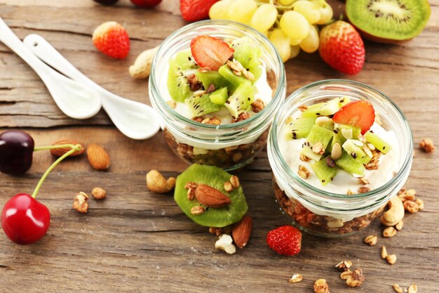 Gezond gelaagd dessert met muesli en fruit op tafel