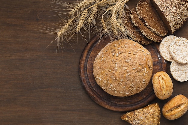 Gezond glutenvrij brood, broodjes en flatbreads op houten ondergrond, bovenaanzicht, kopieer ruimte