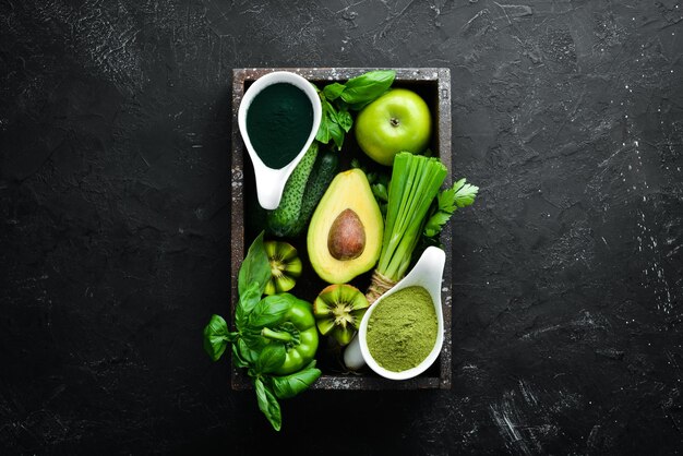 Gezond Groen eten Selectie schoon eten Eiwitbron voor vegetariërs avocado limoen ui appel kiwi spirulina Bovenaanzicht Vrije ruimte voor uw tekst