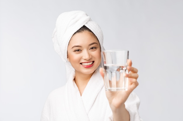 Gezond jong mooi vrouwen drinkwater, de natuurlijke geïsoleerde make-up van het schoonheidsgezicht ,.