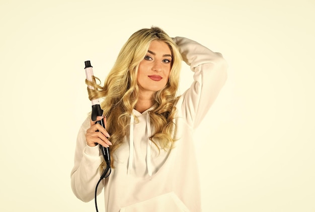 Gezond Lang Blond Haar Mooie vrouw krullend lang haar met behulp van krultang schoonheid en mode Kapsel golvende krullen Perfecte make-up en krullen schoonheid gezicht Kapsalon Concept