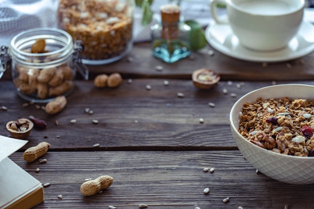 Gezond ontbijt achtergrond mueslikom en cashewnoot op bruin houten tafel