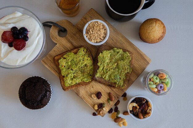 Gezond ontbijt avocado toast koffiekopje en yoghurtbeker ruimte voor tekst