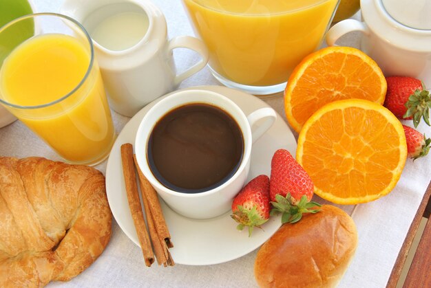 Foto gezond ontbijt bestaande uit koffie, sap, fruit en een croissant