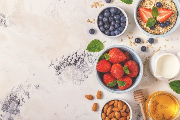 Gezond ontbijt - een kom havermout, bessen en fruit