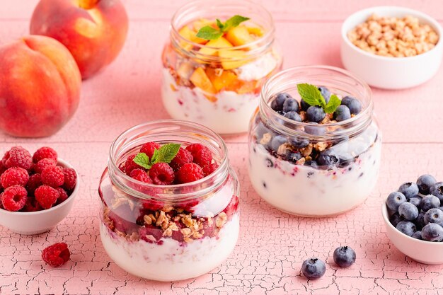 Gezond ontbijt Granola muesli yoghurt en fruit