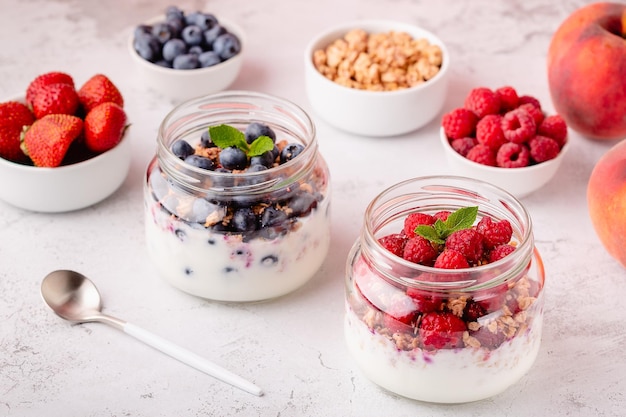 Gezond ontbijt Granola muesli yoghurt en fruit